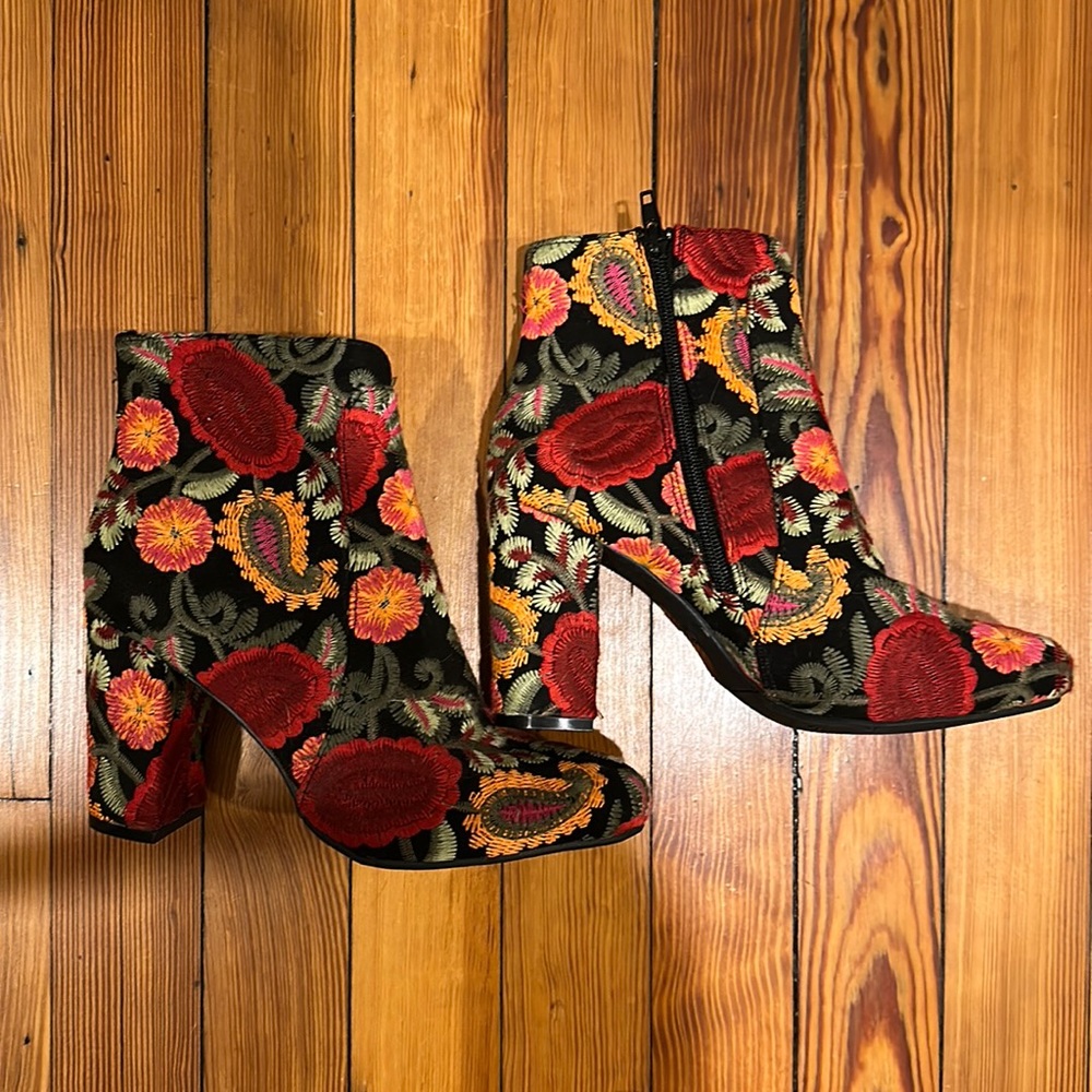 NWOT MIA Brocade Floral Booties